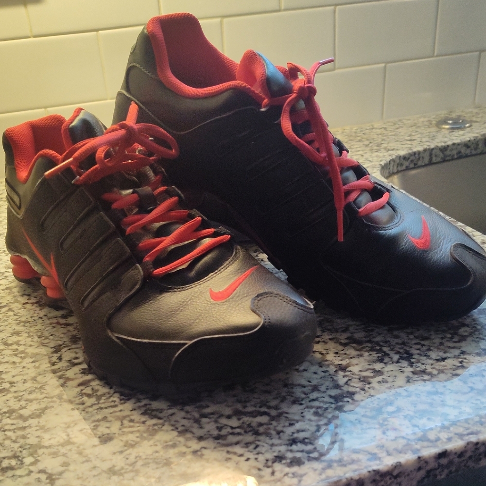 Nike Men's Black and Red Athletic Shoes